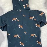Vielseitige Kinder-Softshelljacke mit Schildkröten-Motiv | Perfekt für Kita & Spielplatz | Ganzjährig tragbar