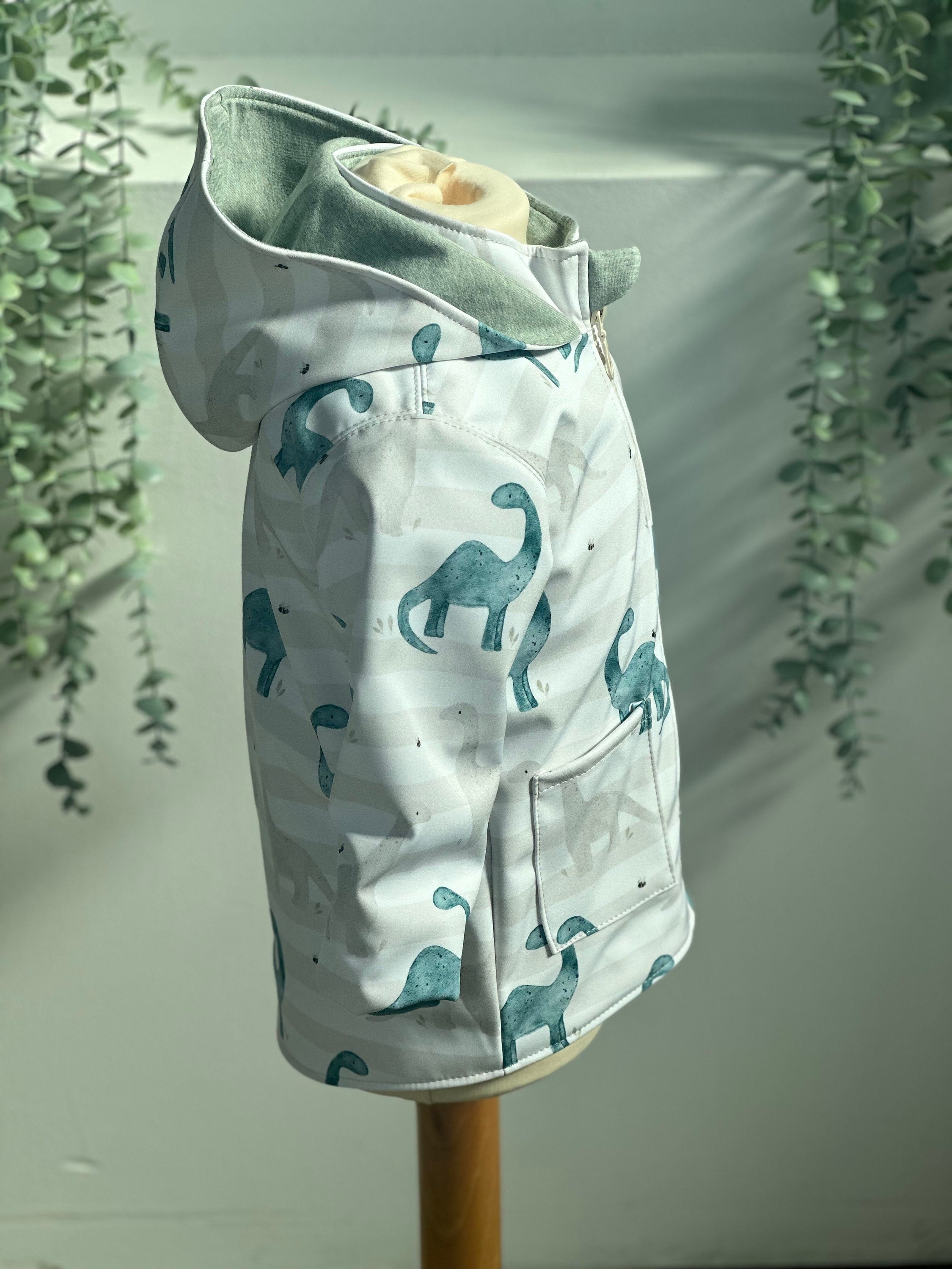 Seitenprofil Jacke für Kinder aus Softshell mit Dinos und Taschen, Kragen und Kapuze