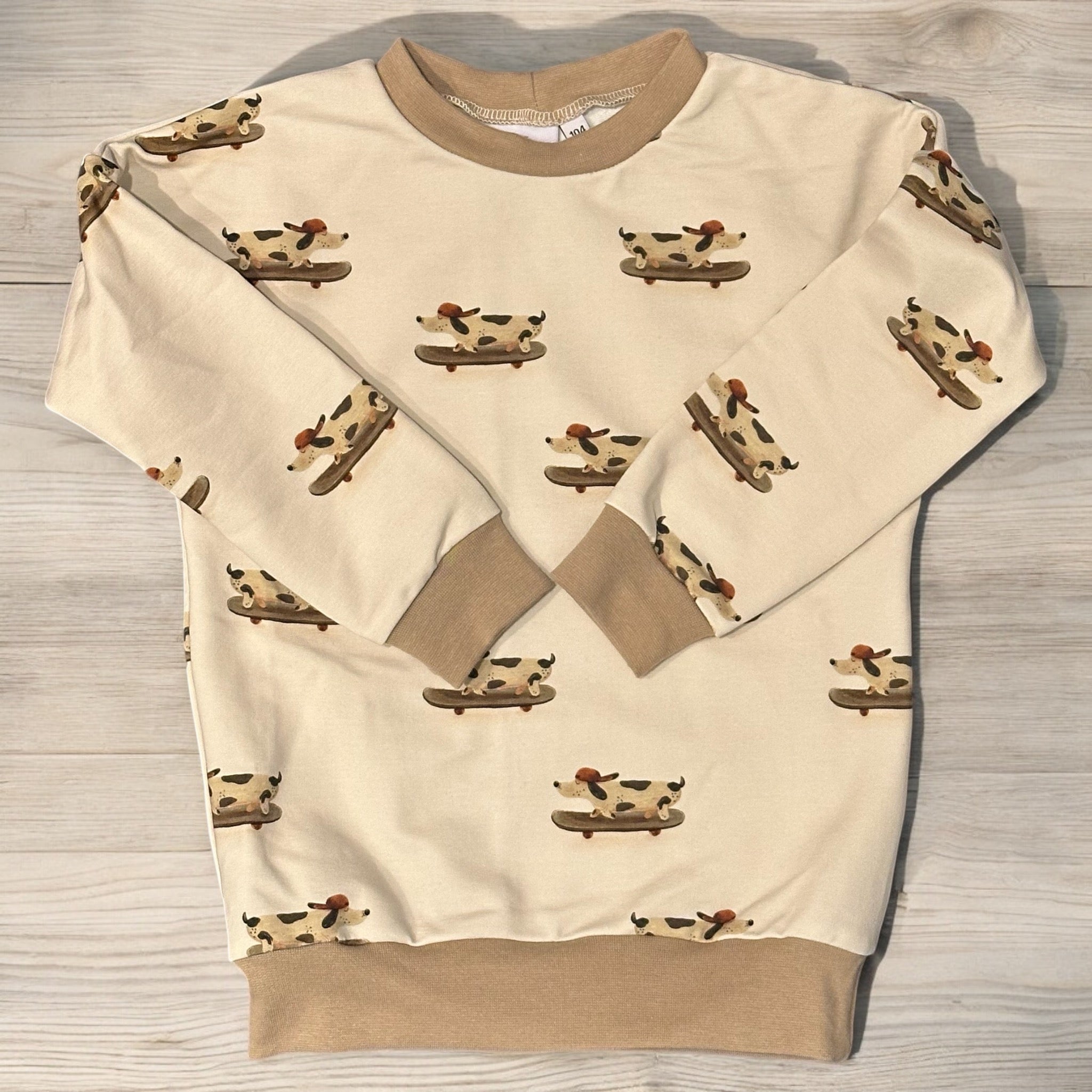 Kinderpullover mit Hunden auf Skateboard drauf