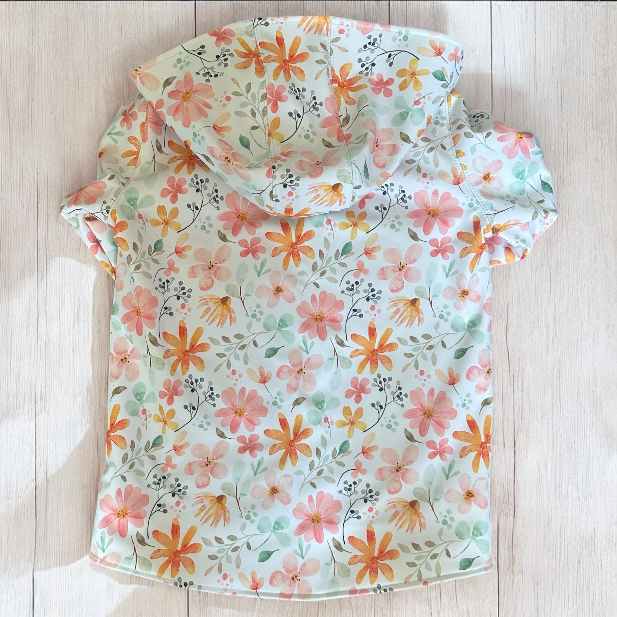 Softshelljacke für Mädchen mit Blumenmuster, Rückenansicht mit Kapuze