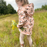 Softshelljacke Blumentraum  mit Kind im Feld