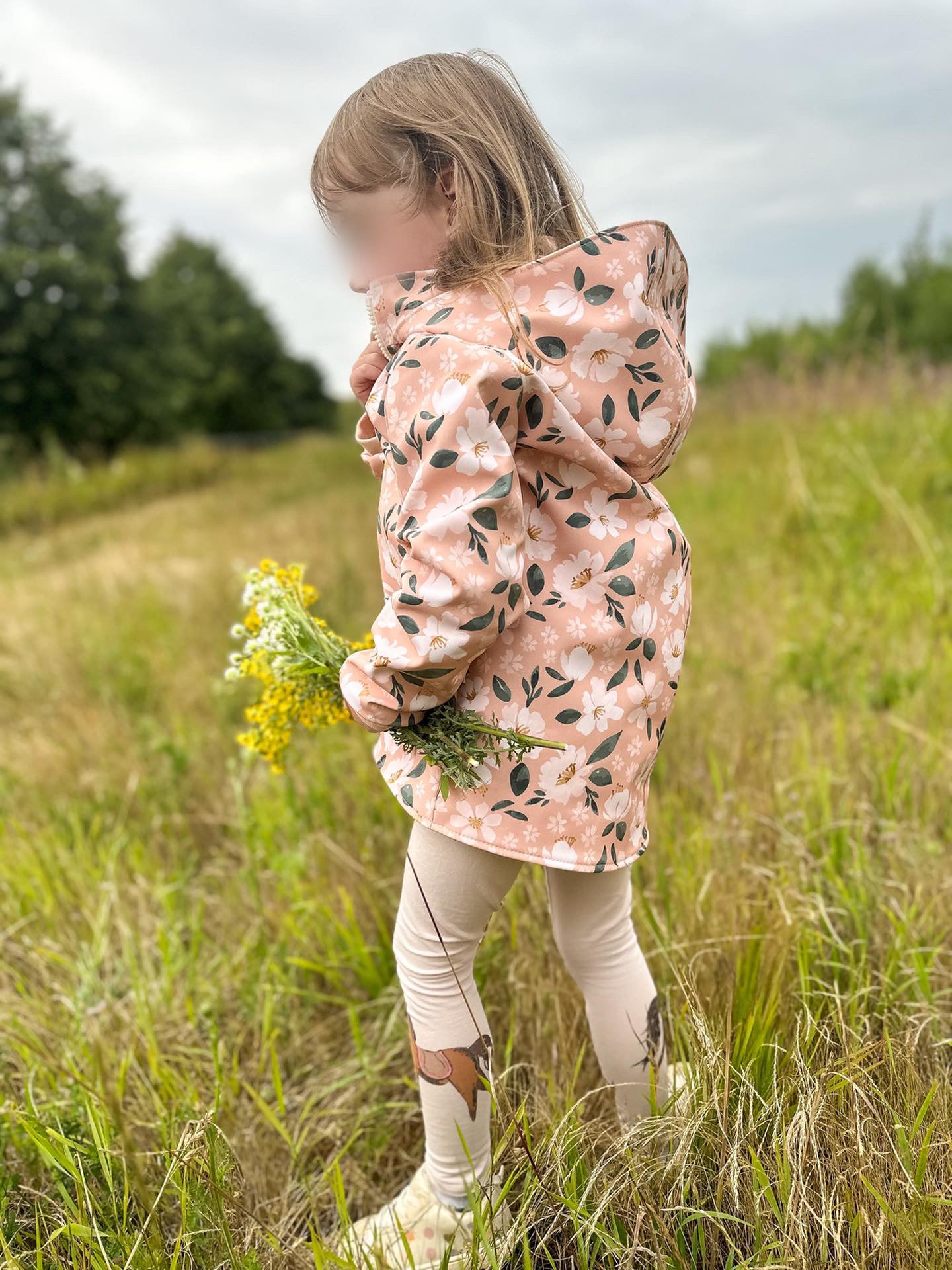 Softshelljacke Blumentraum mit Kind im Feld
