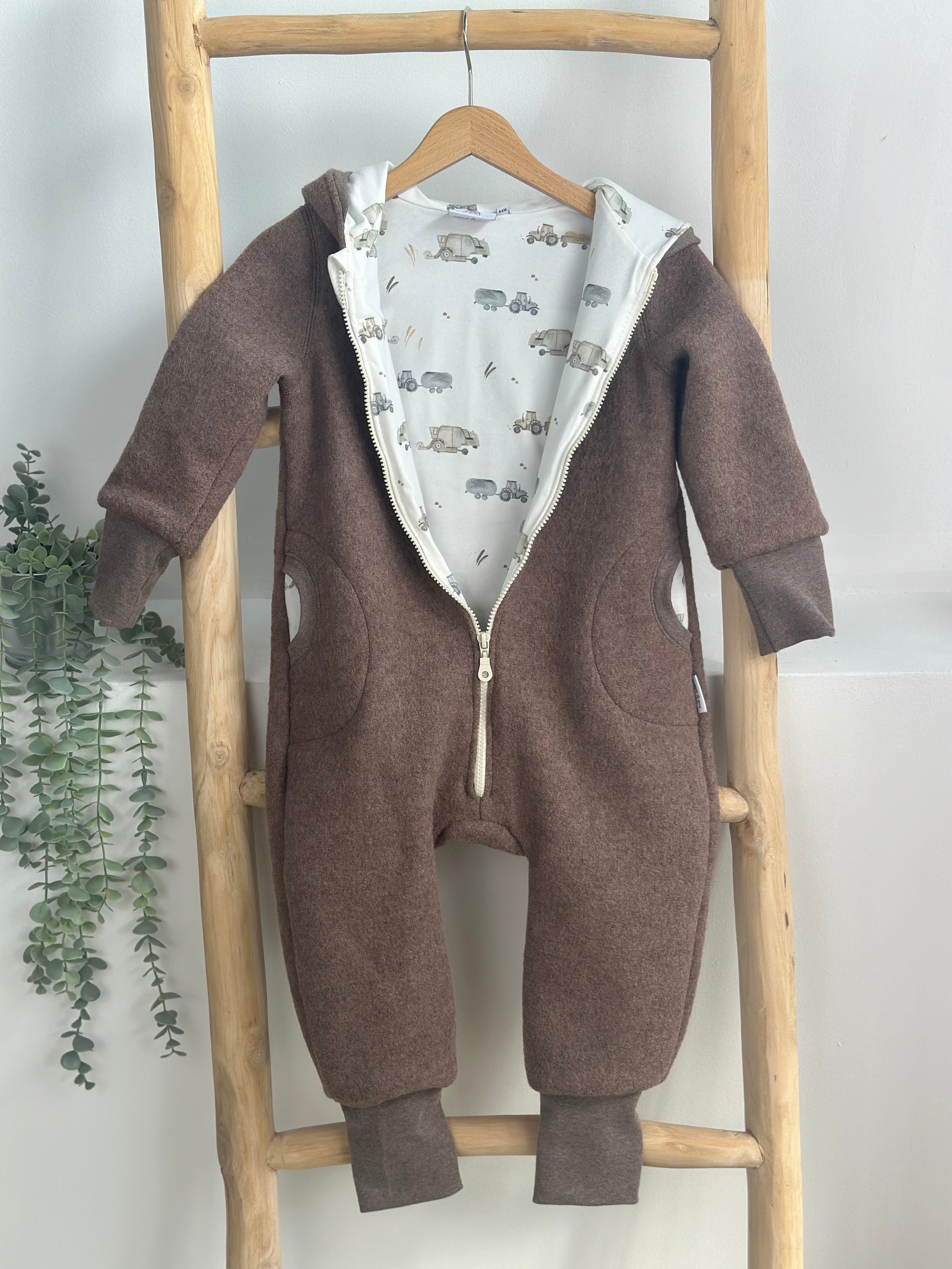 Hellbrauner Walkoverall für Kinder, gefüttert, mit Taschen und Zipfelkapuze.