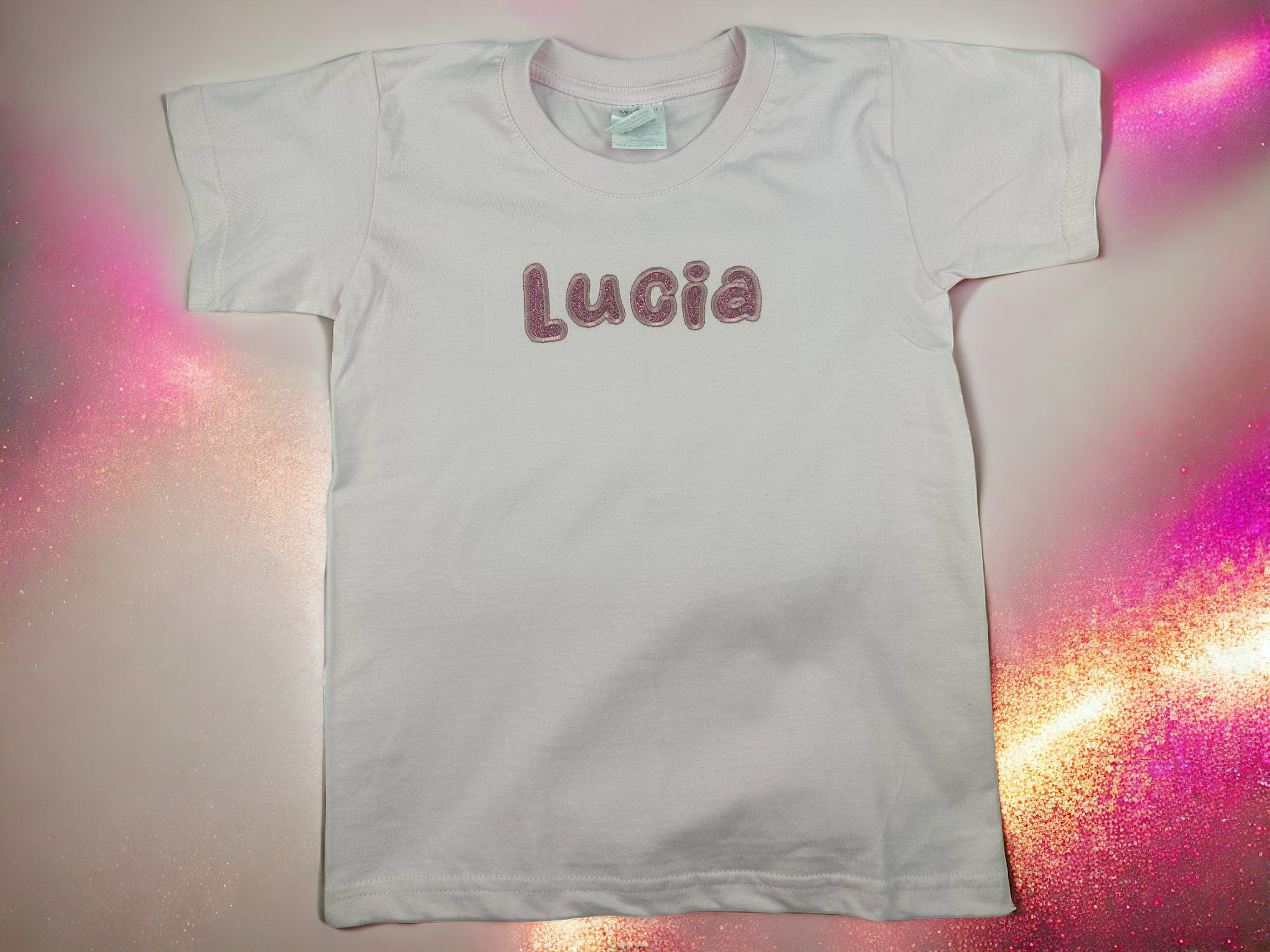 Personalisiertes besticktes T-Shirt mit Namen für Kinder, Geburtstags-Shirts mit Namen, T Shirt mit Glitzer, Geschenkidee für Kinder