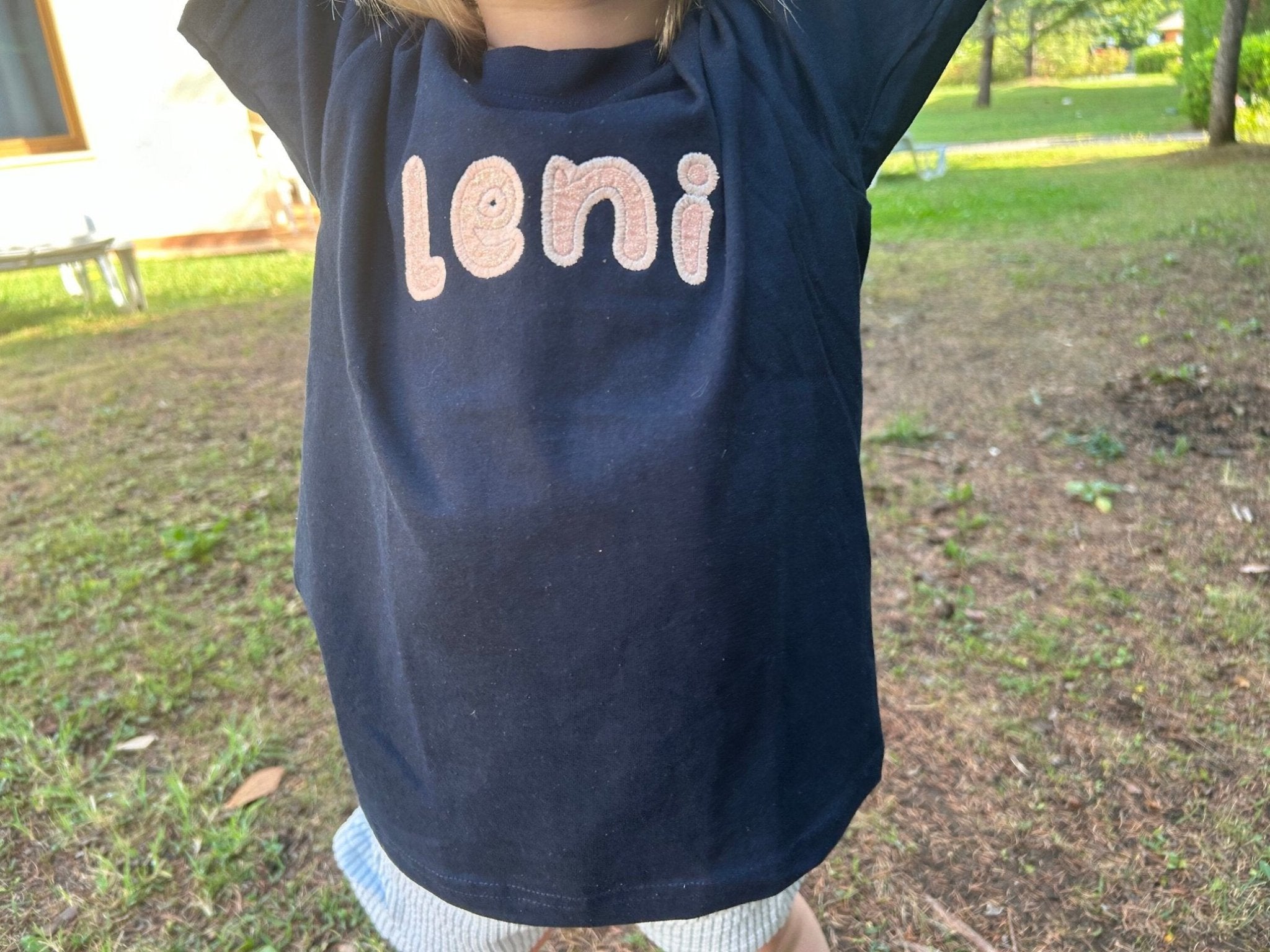 Personalisiertes besticktes T-Shirt mit Namen für Kinder, leuchtet im Dunkeln, Kinder T Shirt, Glow in the Dark, Kinder TShirt