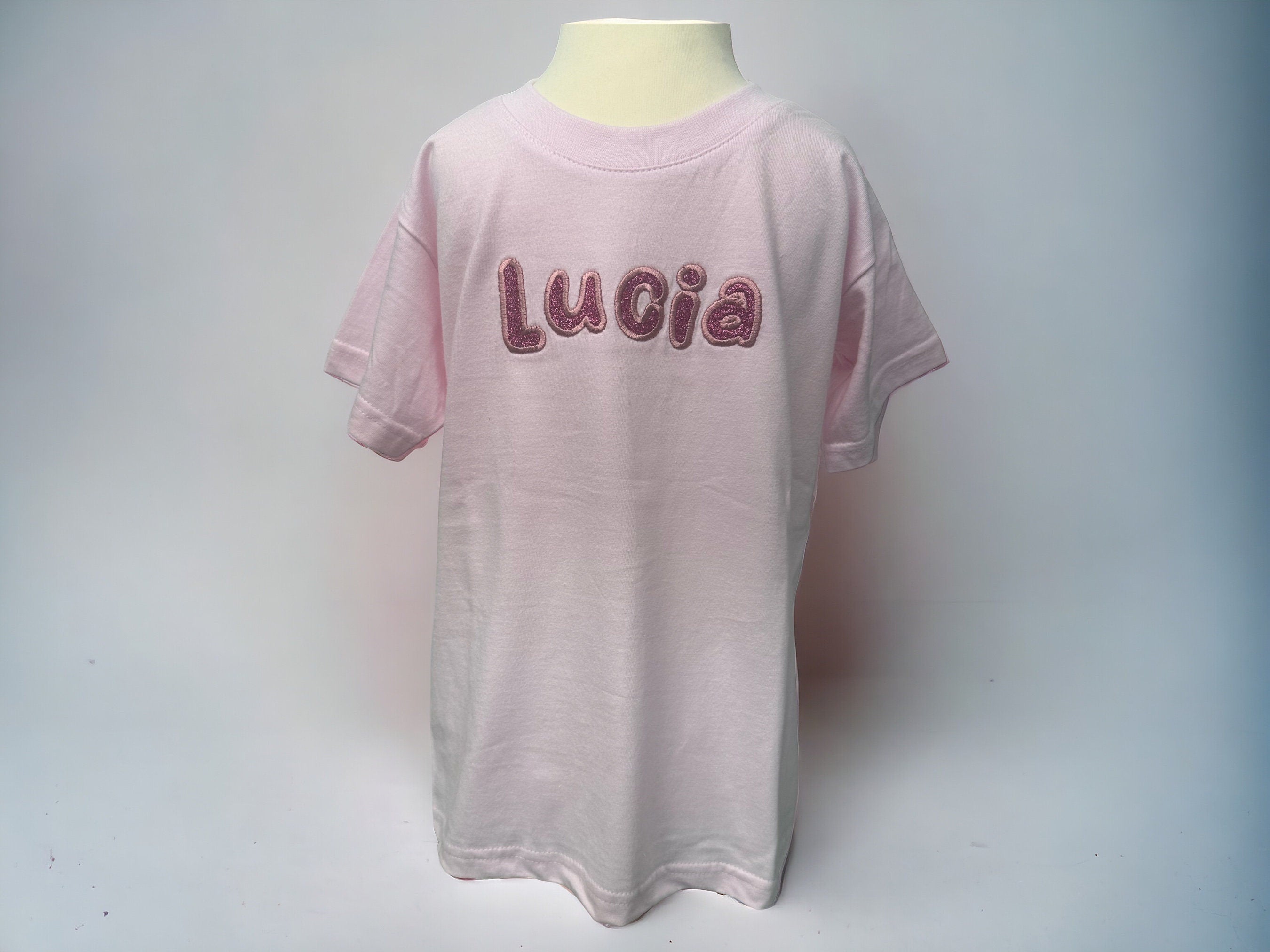 Personalisiertes besticktes T-Shirt mit Namen für Kinder, Geburtstags-Shirts mit Namen, T Shirt mit Glitzer, Geschenkidee für Kinder