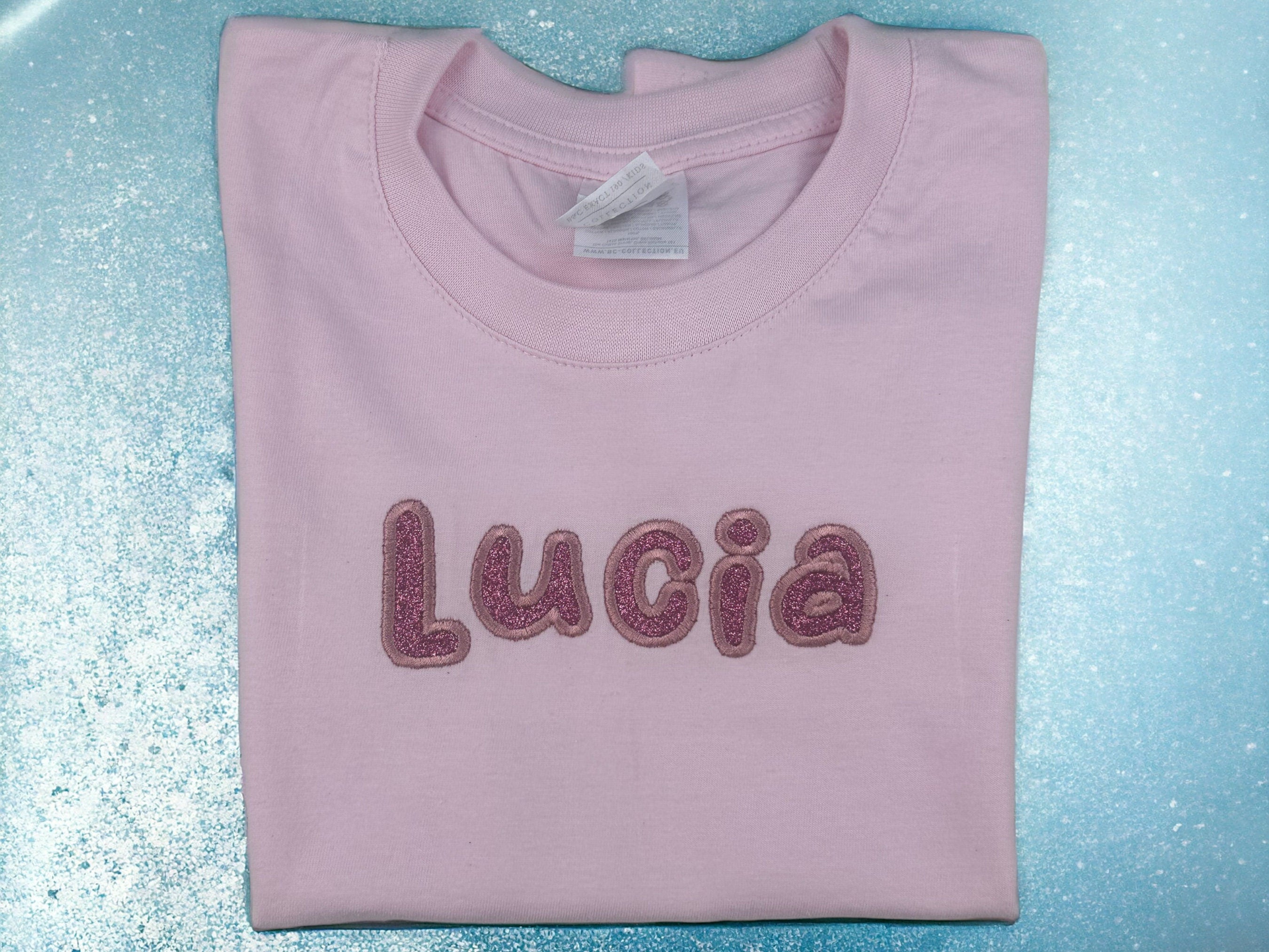 Personalisiertes besticktes T-Shirt mit Namen für Kinder, Geburtstags-Shirts mit Namen, T Shirt mit Glitzer, Geschenkidee für Kinder