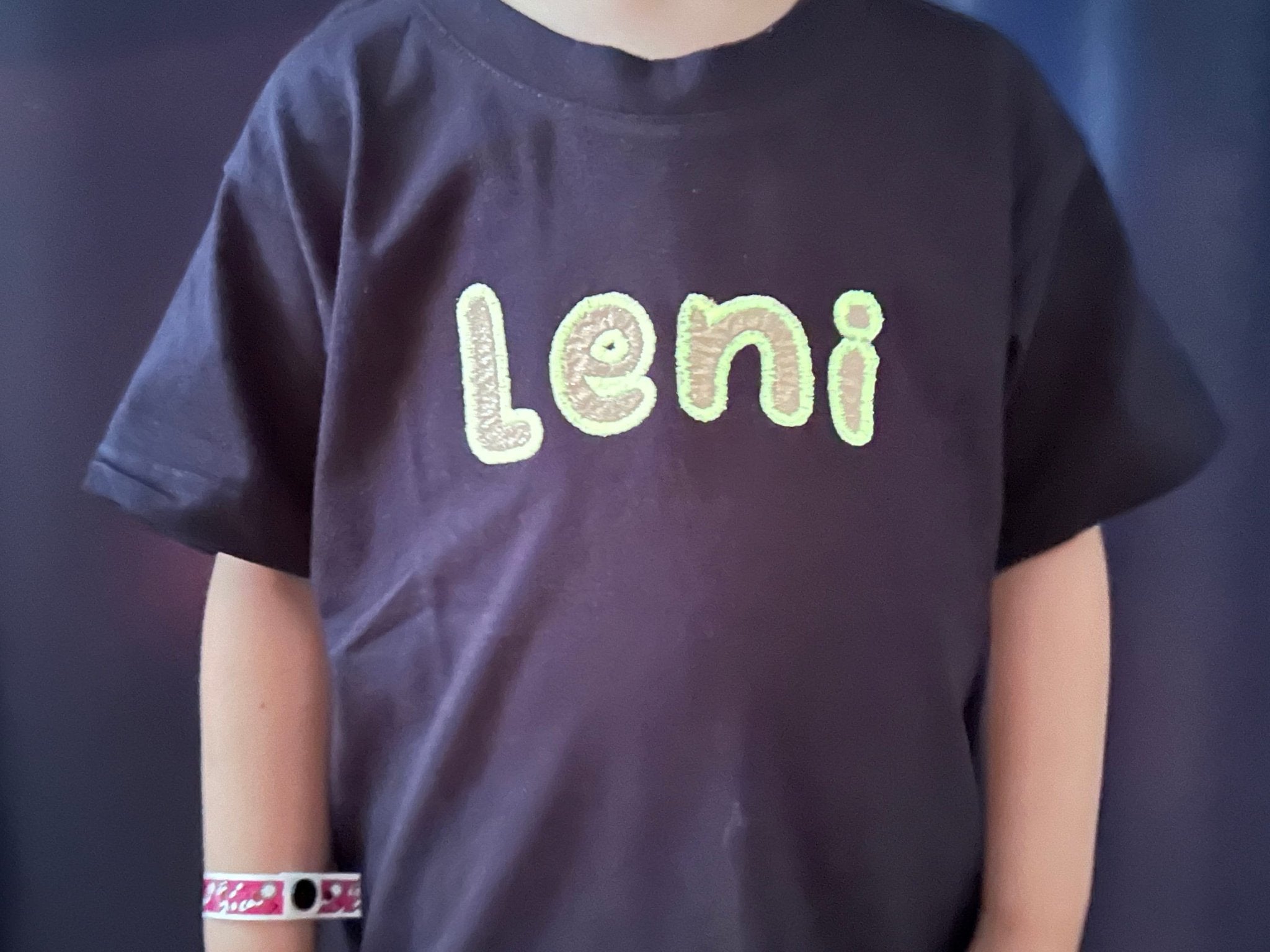 Personalisiertes besticktes T-Shirt mit Namen für Kinder, leuchtet im Dunkeln, Kinder T Shirt, Glow in the Dark, Kinder TShirt