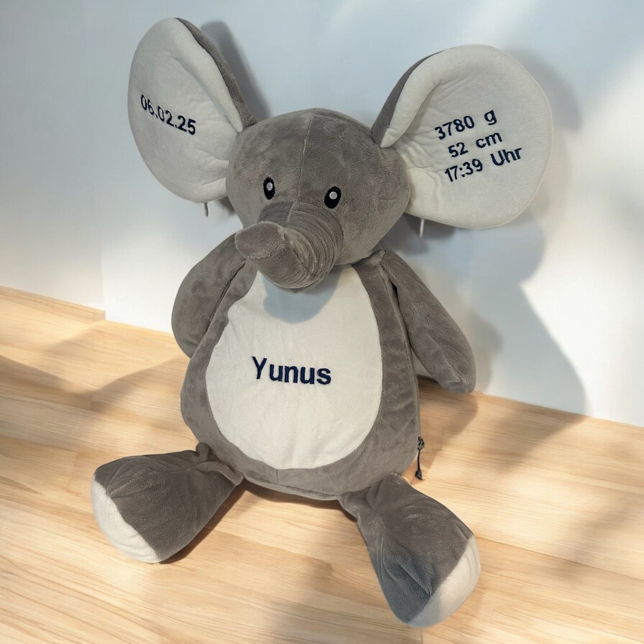 Vorderansicht von einem bestickten Kuscheltier Elefant.