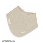 Frottee Halstuch Sandstone Grey, bestickt mit Namen und Druckknöpfen