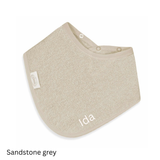 Frottee Halstuch Sandstone Grey, bestickt mit Namen und Druckknöpfen