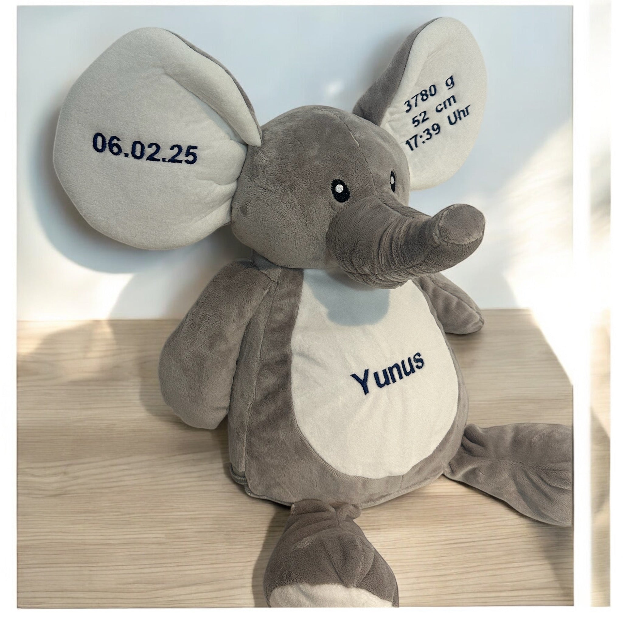 Seitenprofil Kuscheltier bestickt mit Namen und Datum an Bauch und Ohren Elefant