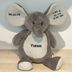 bestickter Elefant an Ohren und Bauch mit Namen und Datum