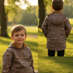 Aufgesetzte Taschen und hoher Kragen der Kinder Softshelljacke mit Hundemotiv