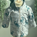 Softshelljacke mit Beigen Streifen und Dinos drauf