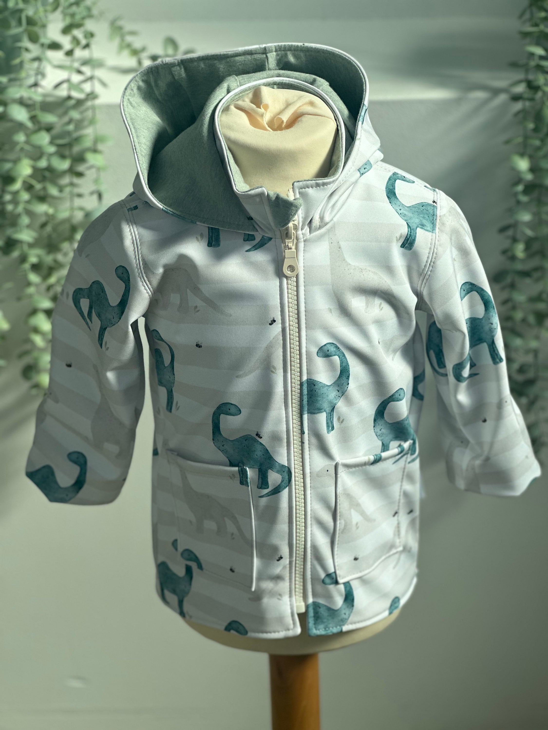 Softshelljacke mit Beigen Streifen und Dinos drauf