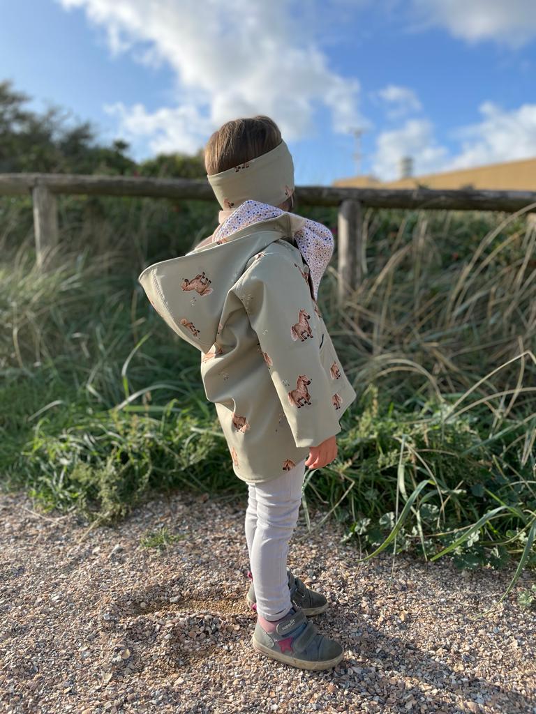 Oliv farbende Softshelljacke für Kinder mit Pony drauf