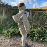 Oliv farbende Softshelljacke für Kinder mit Pony drauf