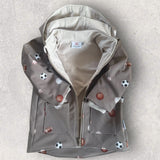 Detailansicht der Kinderjacke: Weiches Beiges Jersey-Innenfutter und Reißverschluss mit schützendem Kinnschutz.