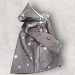 Funktionale Kinder Softshelljacke mit großen aufgesetzten Taschen und elastischen innenliegenden Bündchen im Sport-Design.