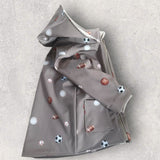 Funktionale Kinder Softshelljacke mit großen aufgesetzten Taschen und elastischen innenliegenden Bündchen im Sport-Design.