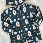 Softshell regenjacke für Kinder mit Kapuze, Kragen und vorne aufgesetzten Taschen in Dunkel blau mit Bären und Raketen