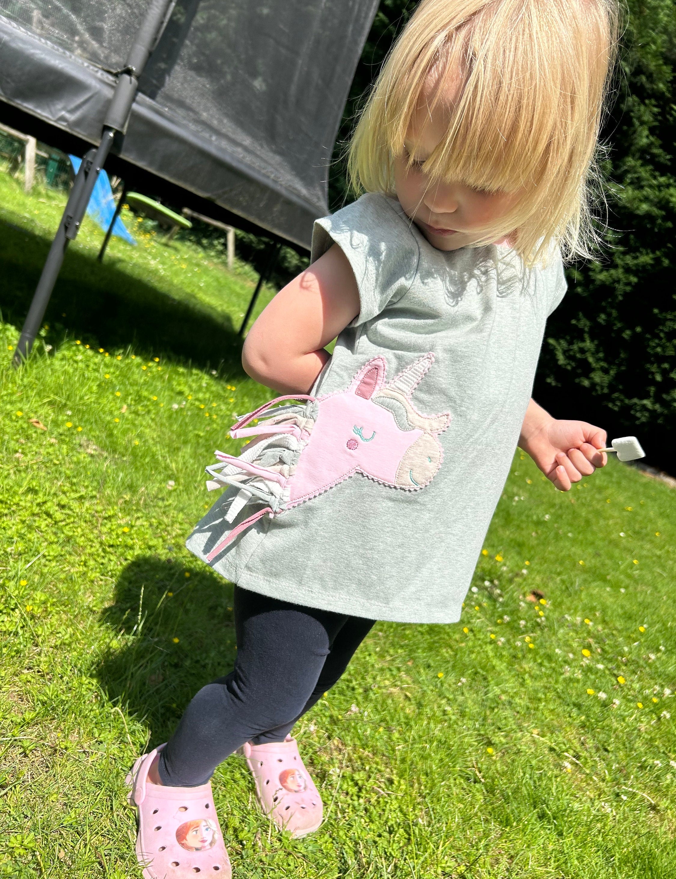 Einhorn T-Shirt Kinder, Kinder T-Shirt mit Einhorn, Mädchen T-Shirt Einhorn, T Shirt mit Einhornapplikation, T Shirt mit Stickerei