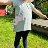 Mädchen mit tollenT Shirt mit gestickter Einhorn Applikationmit Mähne in der Seitennaht.